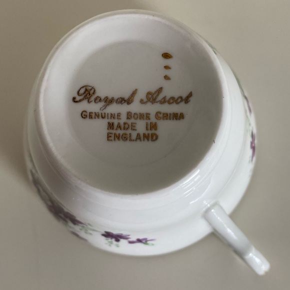 EUC VTG ROYAL ASCOT BONE CHINA TEACUP AND SAUCER IN PURPLE VIOLETS DESIGN - Picture 6 of 7